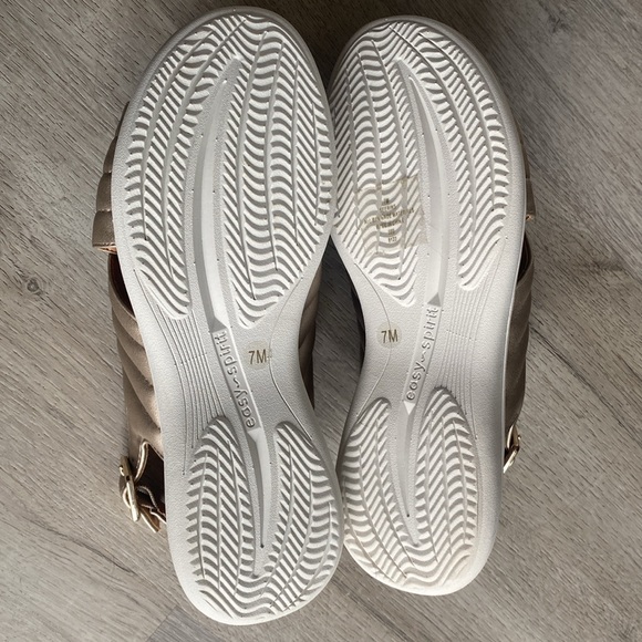 NWOT Easy Spirit Erin Comfort Casual Sandals Gold Metallic - Picture 6 of 9